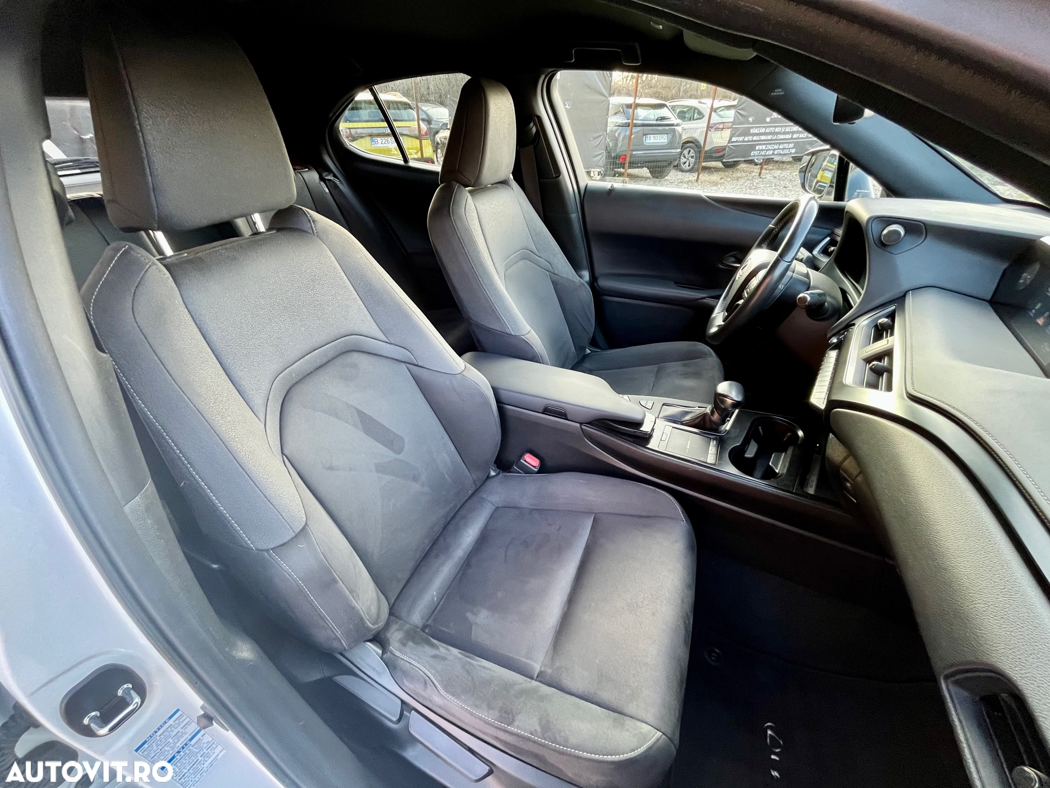 Lexus UX 250h 2.0L HEV 20H- (178 HP) 4X4 CVT Luxury - 18