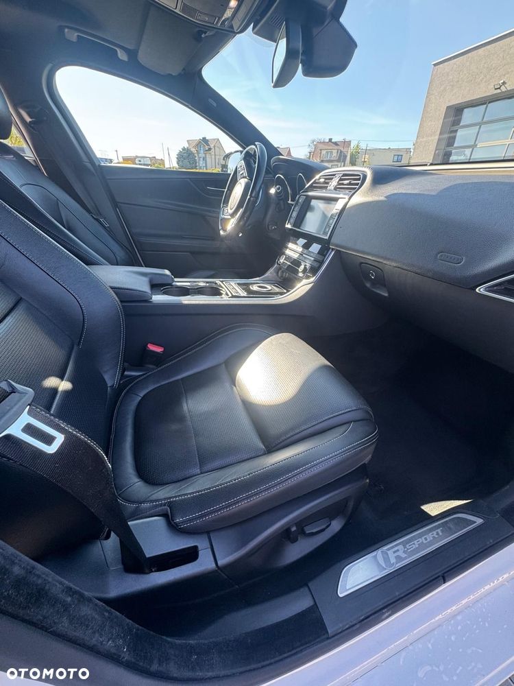 Jaguar XE 20d R-Sport - 9