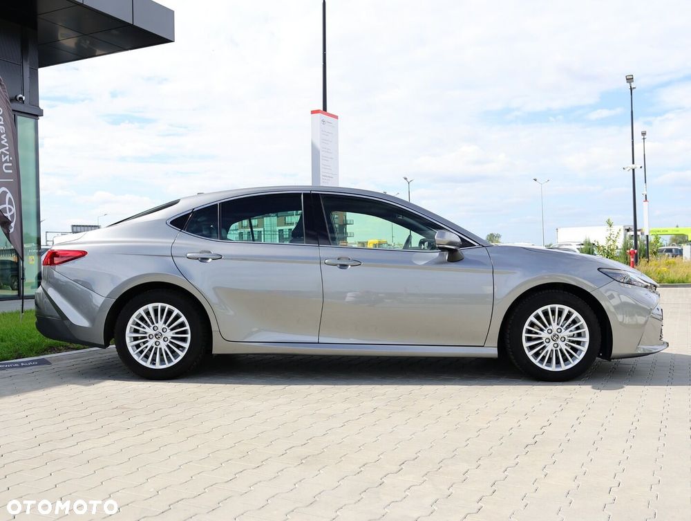 Toyota Camry - 4