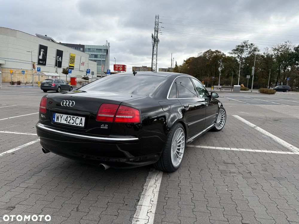 Audi A8 4.2 L Quattro - 1