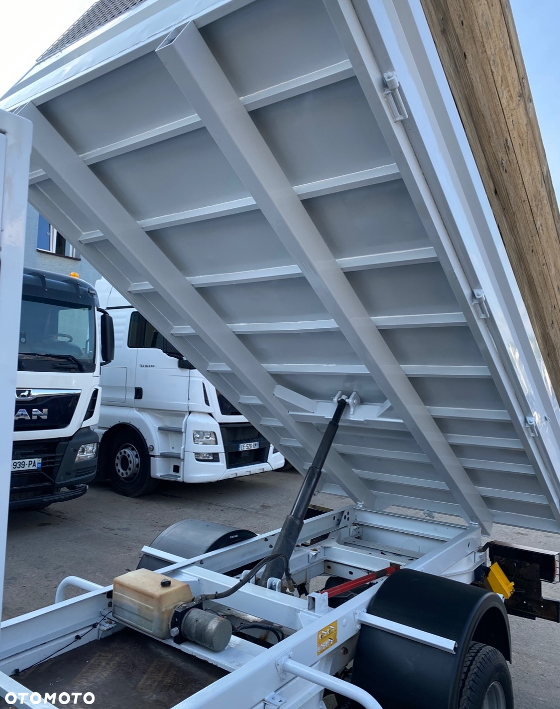 Mercedes-Benz Sprinter wywrotka długa kiper 3,70 cm ,  hak ,4 resory rozstaw osi 4,30 cm - 5
