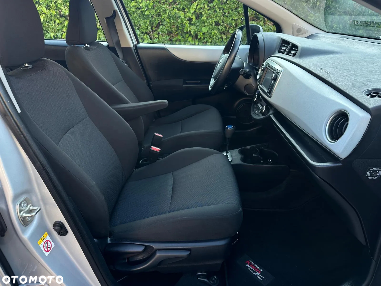 Toyota Yaris Hybrid 100 Business Edition - 17