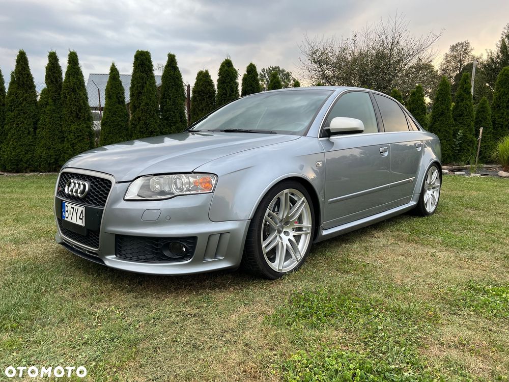 Audi RS4 Limousine - 1