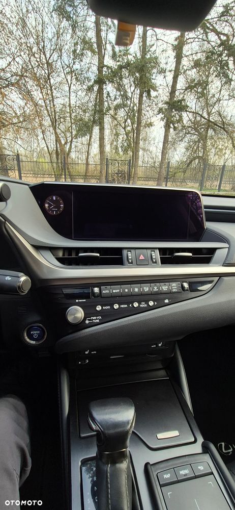 Lexus ES 300h Style Edition - 23