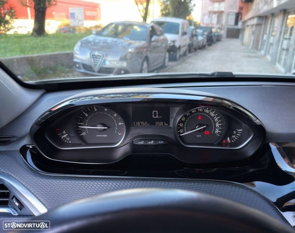 Peugeot 2008 1.2 PureTech Allure - 17