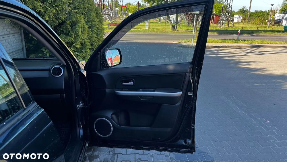 Suzuki Grand Vitara 2.0 Comfort + - 29