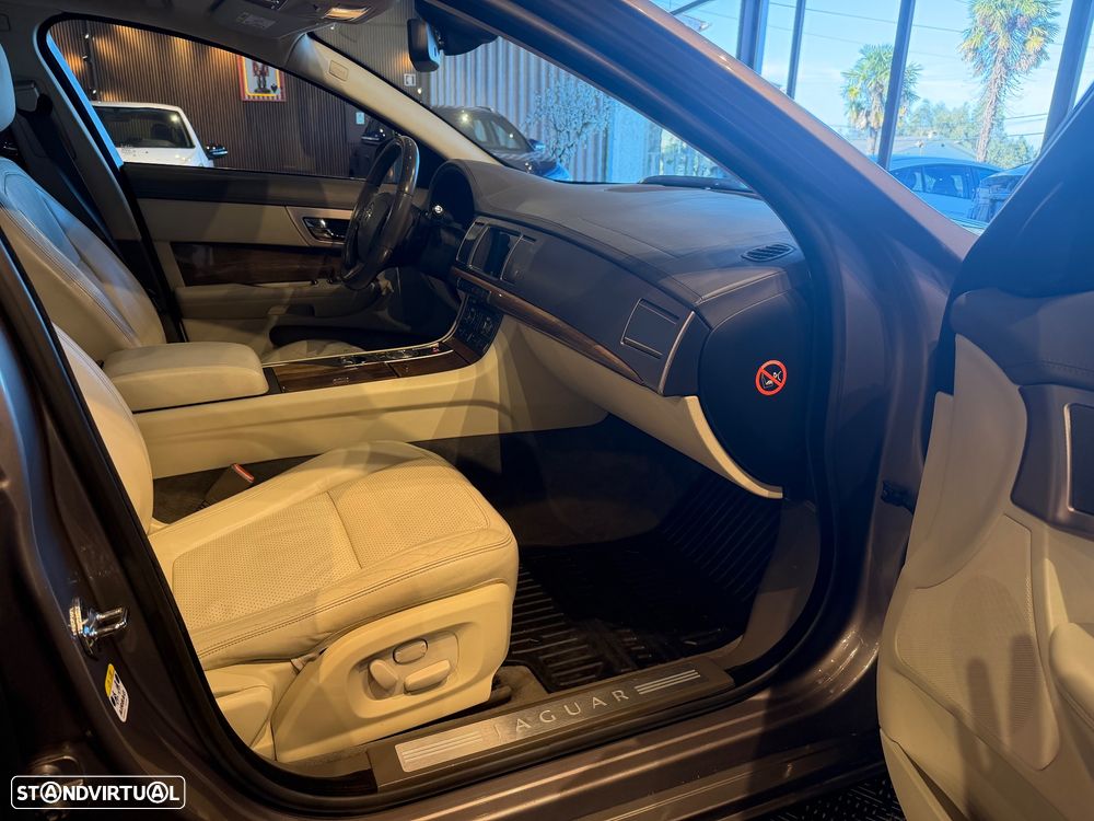 Jaguar XF 4.2 V8 Premium Luxury - 31