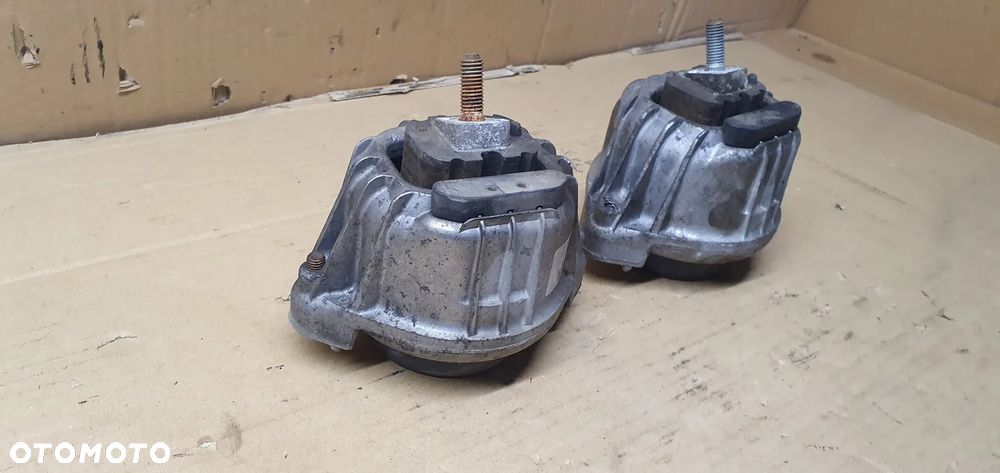 Łapa poduszka silnika prawa lewa BMW I E81 E87 2.0i 13981112 - 4