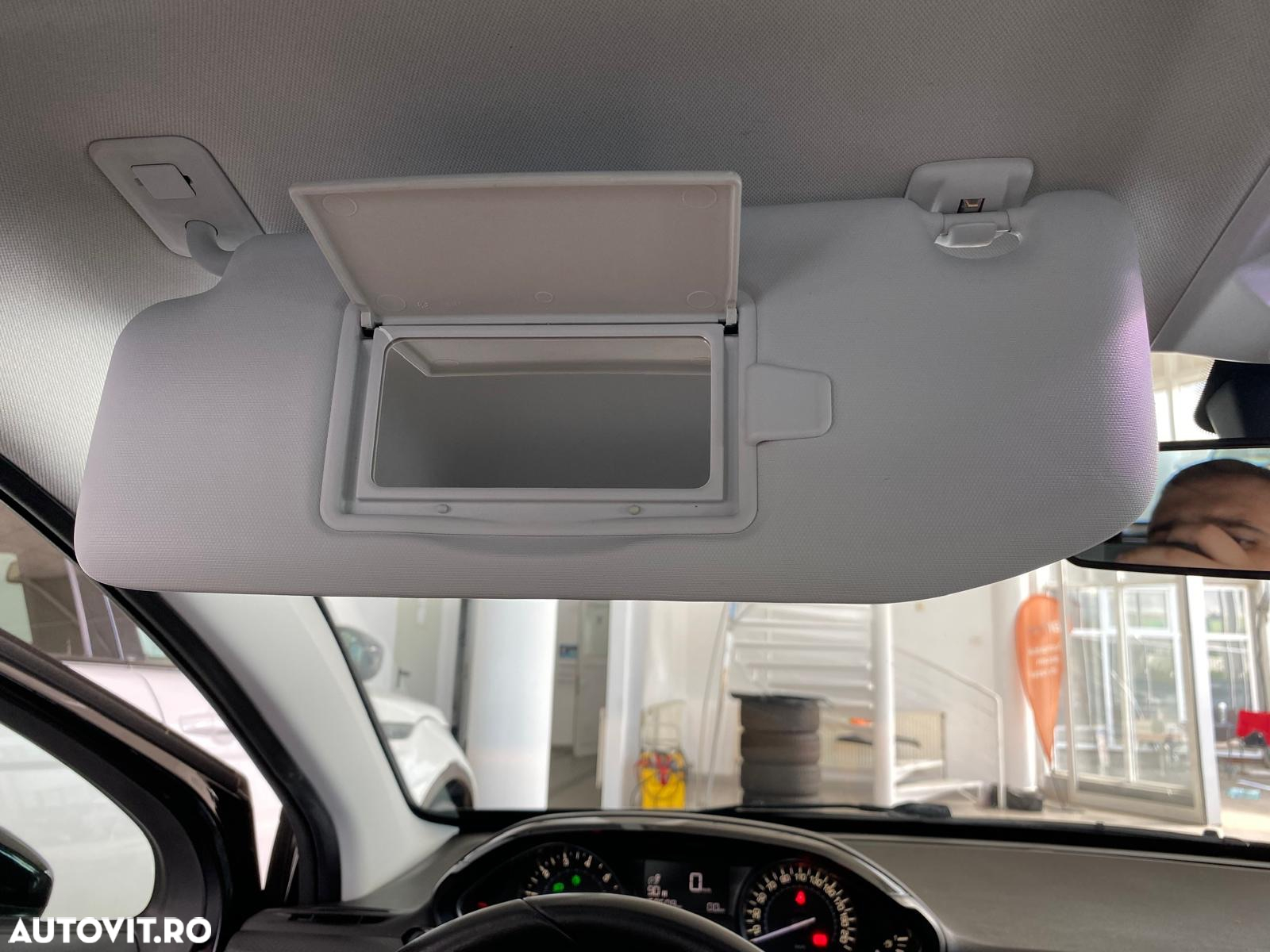 Peugeot 2008 1.2 PureTech Turbo Allure - 28