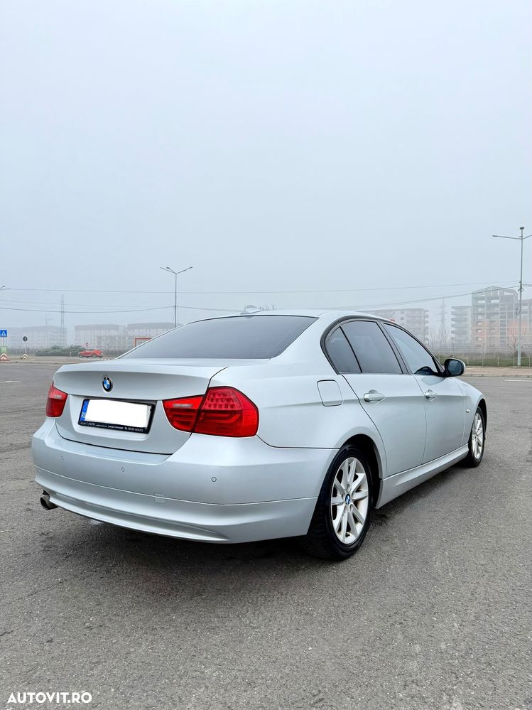 BMW Seria 3 320d DPF Touring Aut. Edition Fleet - 2