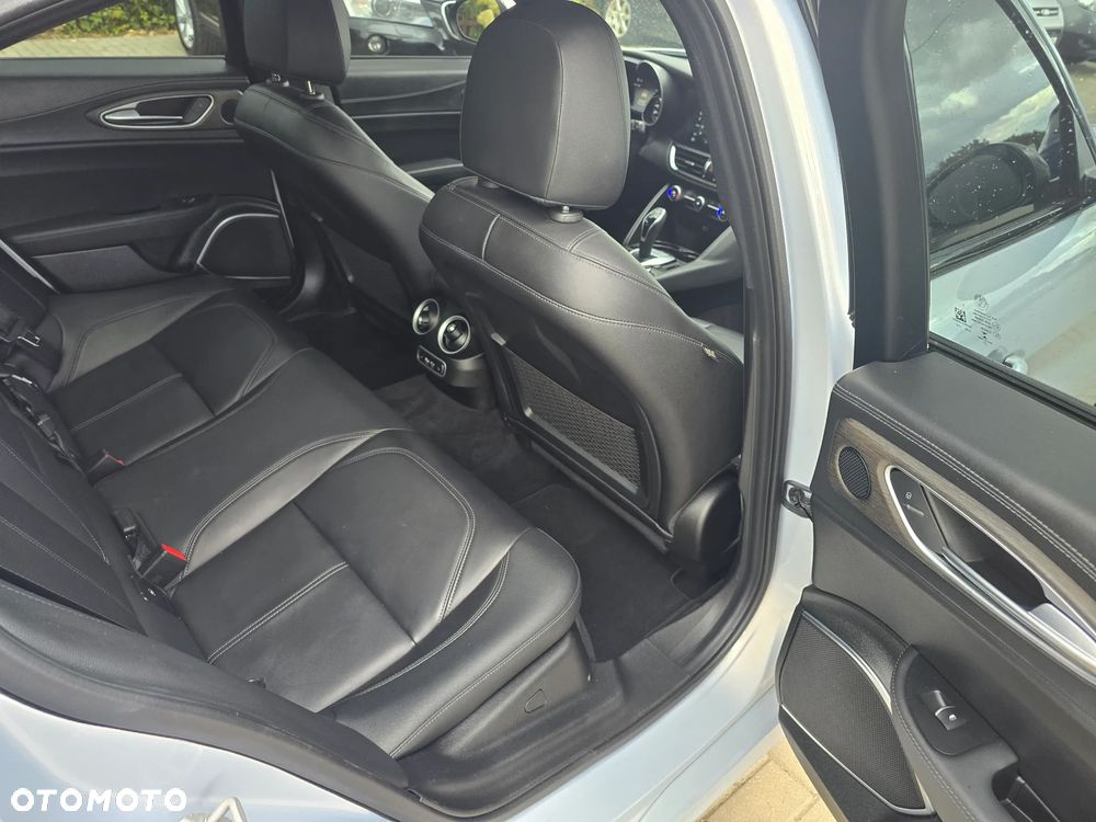 Alfa Romeo Giulia - 10