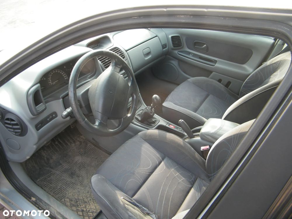 Renault Laguna I FL (98-01r.) 1.8 119KM. Silnik F4P 760 Skrzynia JB3 909 lakier MV640 – Iceberg Grey BC. Cały na części. GWARANCJA !!!  Przód Tył Zestaw Komplet Drzwi Klapa Zderzak Błotnik Maska Grill Atrapa Szyba Pas Lampa Lusterko Boczki Fotel Kanapa Kokpit Deska Rozdzielcza Przełącznik Włącznik Sterownik Przewody Wiązka Instalacja Moduł Komputer Czujnik Listwa Pompa Alternator Wtryski Głowica Rozrusznik Kompresor Sprzęgło Dwumas Silnik Skrzynia ABS Klimatyzacji Paliwa Wspomagania Kolektor Turbina Przepustnica Zawór Chłodnica Koło Hak Belka Sanki Zawieszenie Mcpherson Półoś Amortyzator Wydech Tłumik Zacisk Most - 10
