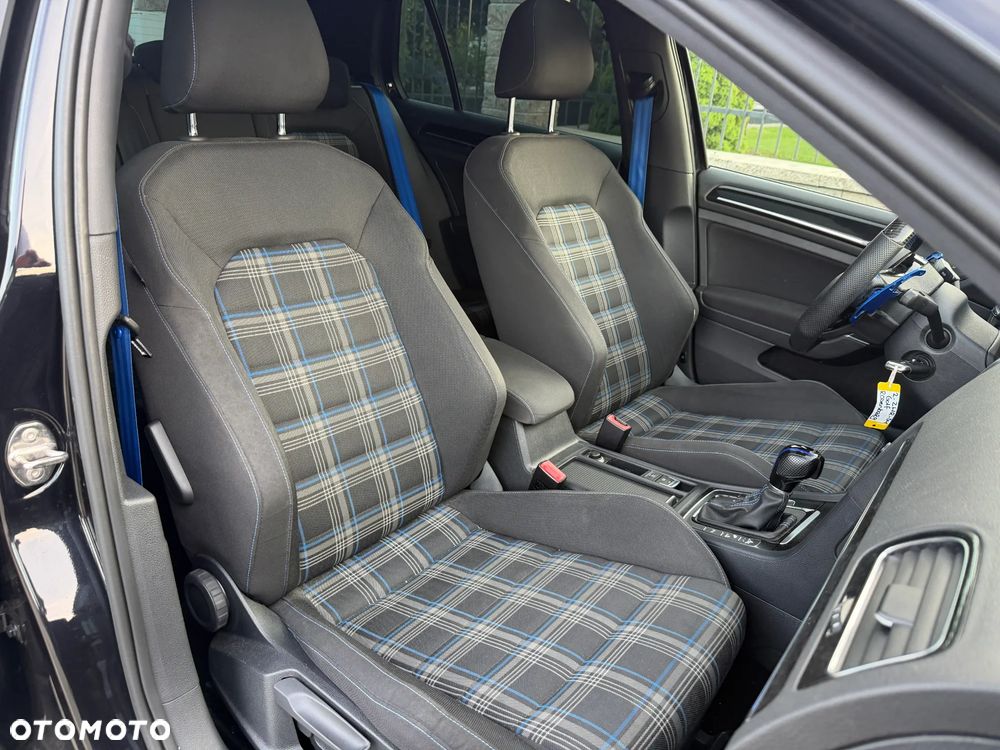 Volkswagen Golf - 9