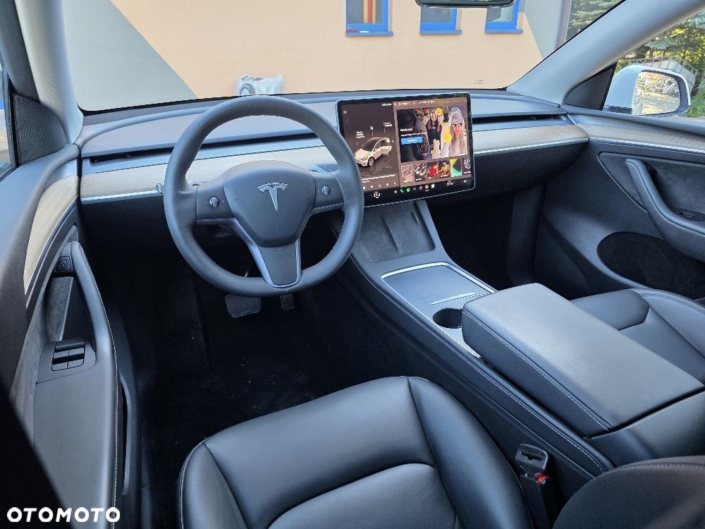 Tesla Model Y Long Range Dual Motor AWD - 16