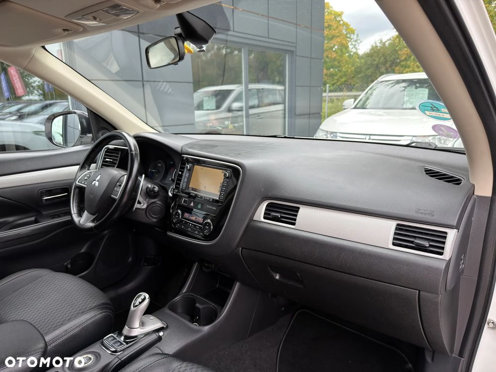 Mitsubishi Outlander Instyle NAVI + - 9