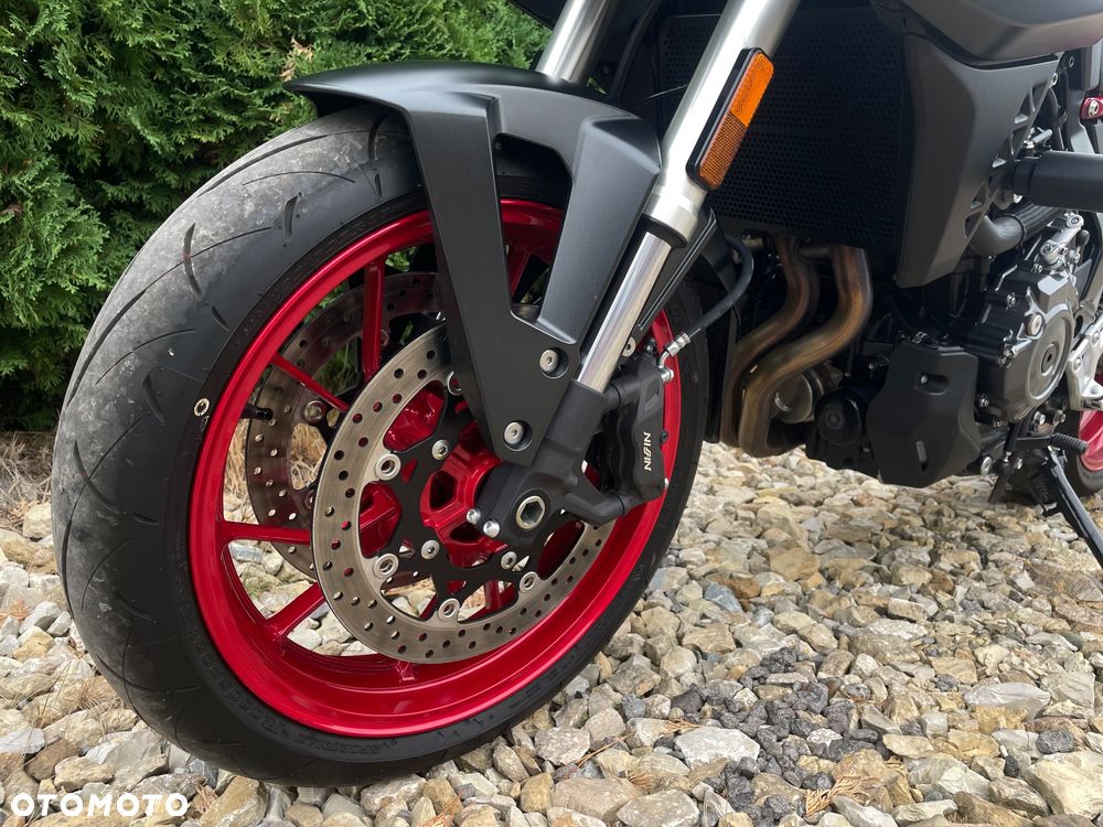 Suzuki GSX - 17