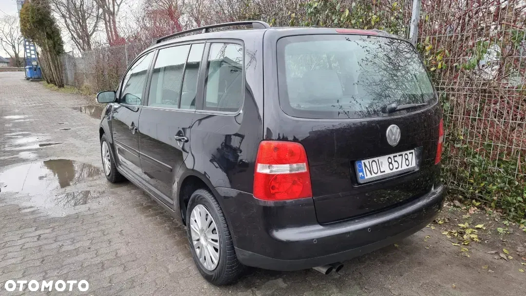Volkswagen Touran 2.0 FSI Highline Tiptr - 23