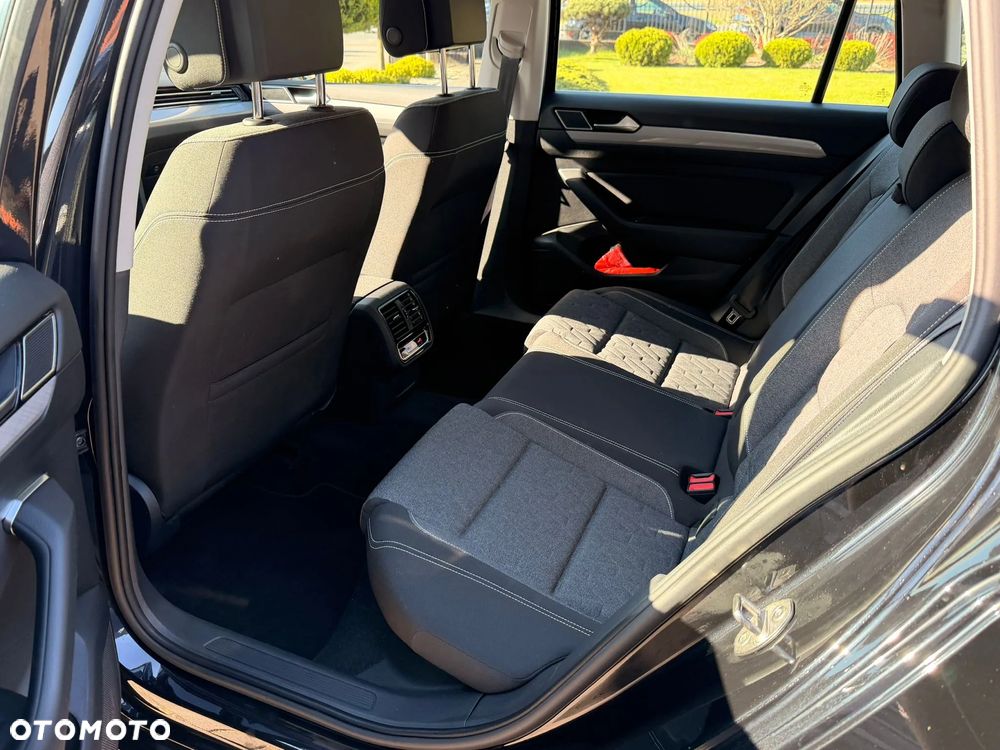 Volkswagen Passat Variant 2.0 TDI SCR DSG Elegance - 11