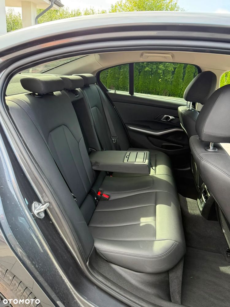 BMW Seria 3 318d Edition M Sport Shadow - 21