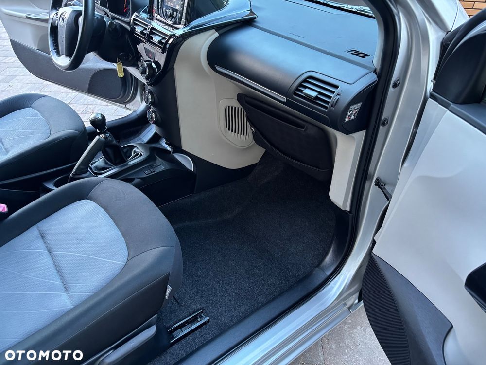Toyota iQ - 8