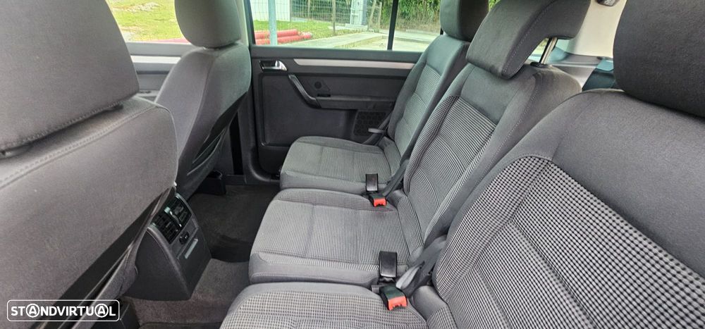 VW Touran 2.0 TDI Highline 7L - 21