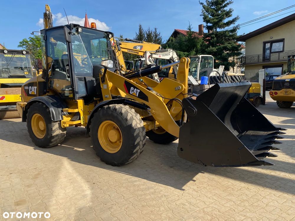 Caterpillar CAT 908H2, 2014 ROK, 6200 MTH, ŁYŻKA OTWIERANA + WIDŁY, z NIEMIEC,