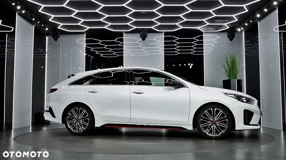 Kia ProCeed 1.6 T-GDI GT DCT - 13