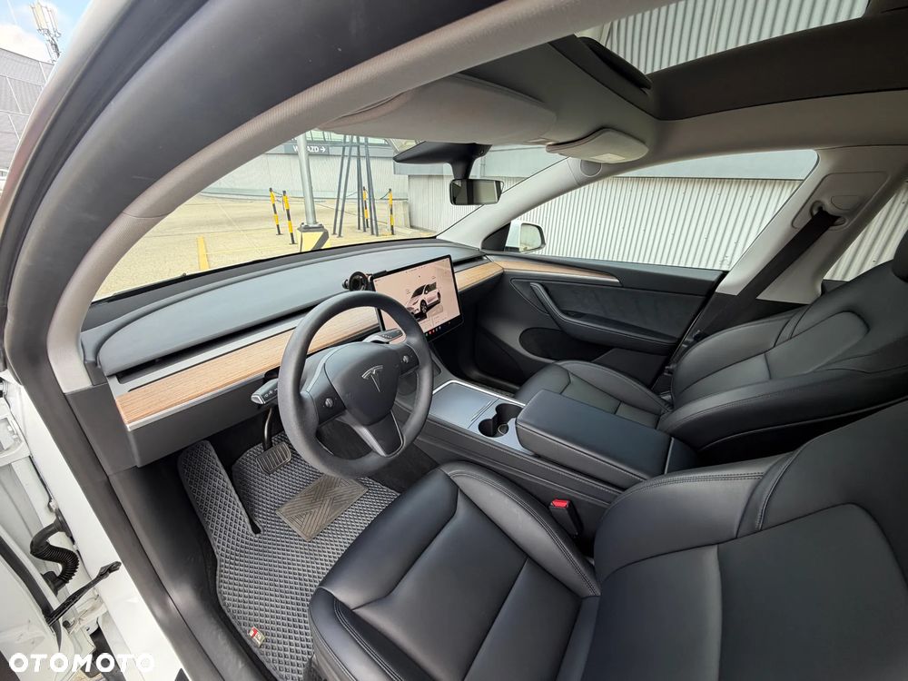 Tesla Model Y - 4