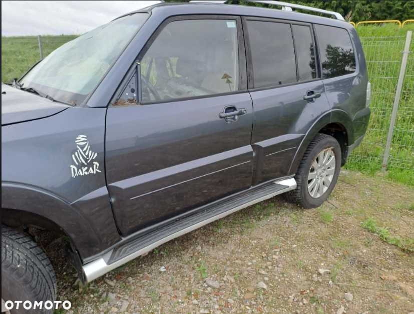Mitsubishi Pajero  IV 2009 rok lampa drzwi maska błotnik