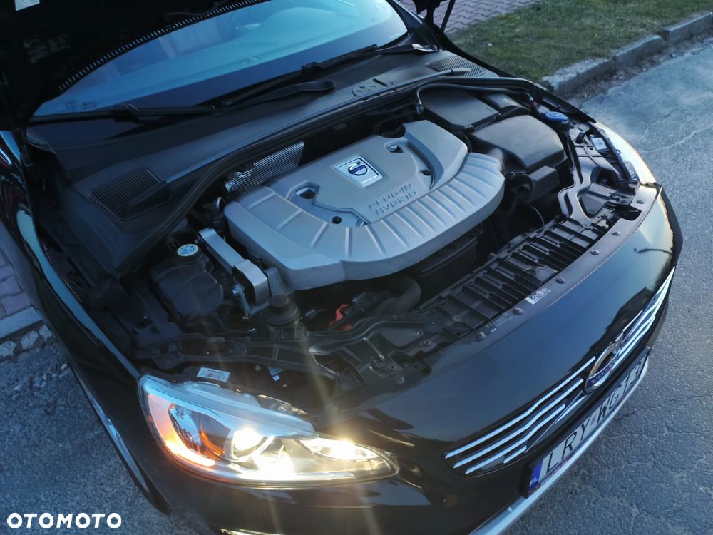 Volvo V60 D6 AWD Plug-in Hybrid R-Design Momentum - 30