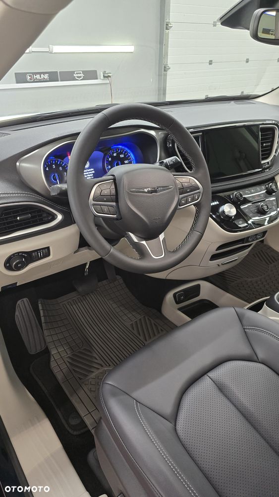 Chrysler Pacifica - 12