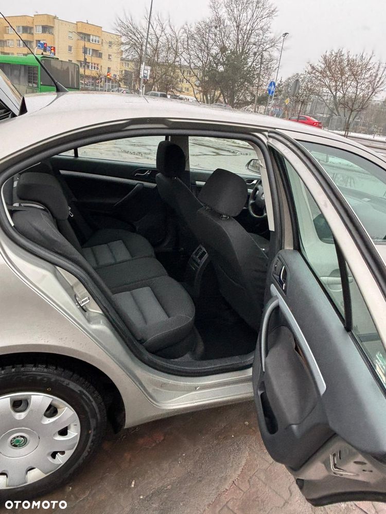 Skoda Octavia 1.6 Ambiente - 20