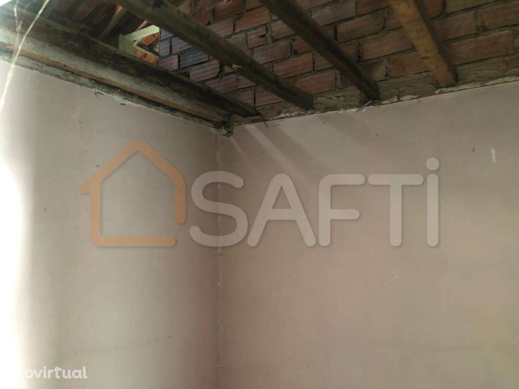 Moradia T3 para recuperar no centro de Torres Novas - Grande imagem: 5/31