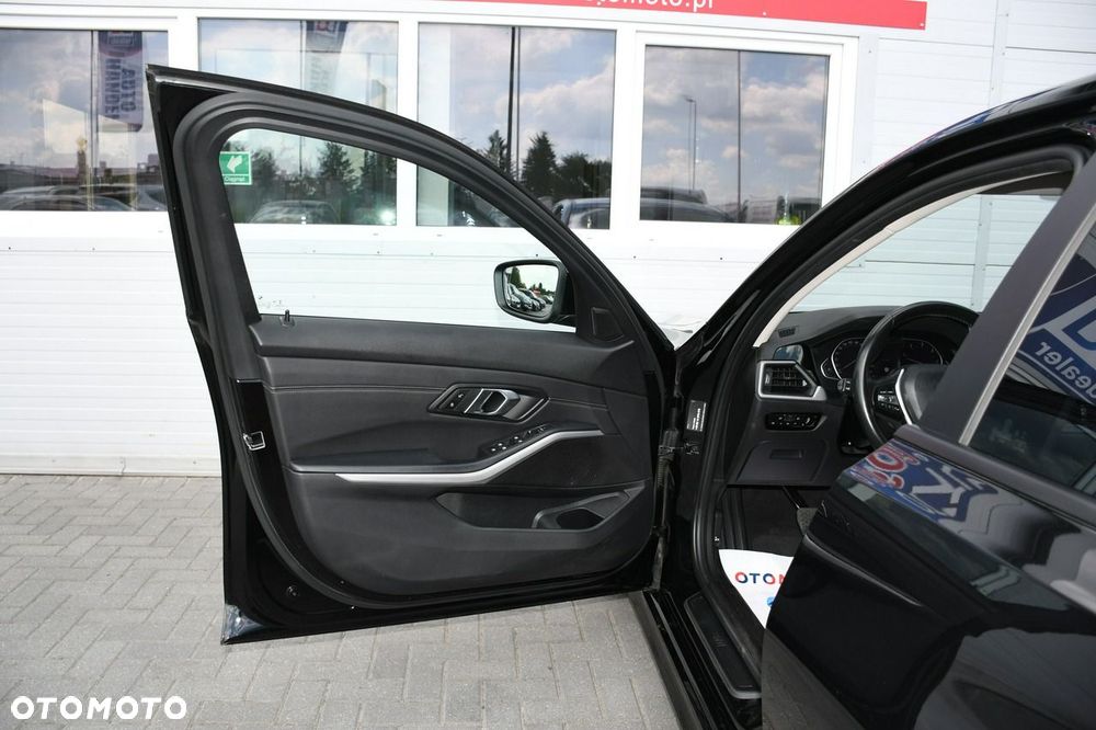 BMW Seria 3 320d mHEV - 36