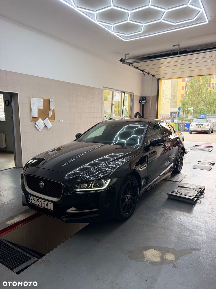 Jaguar XE 2.0 D AWD R-Sport - 6