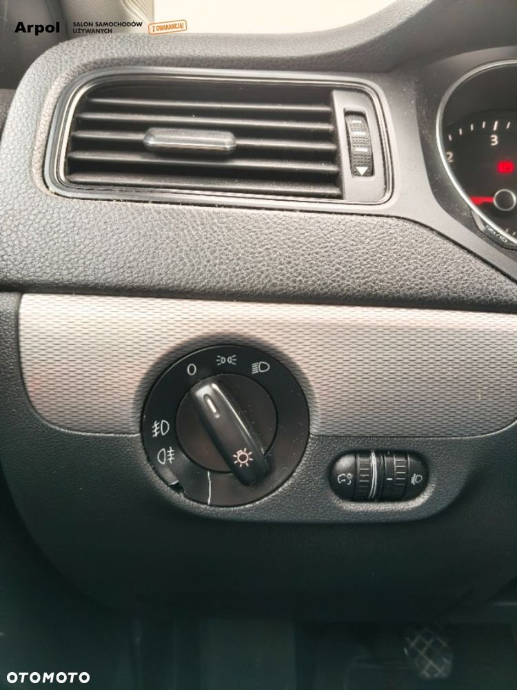 Volkswagen Jetta - 11