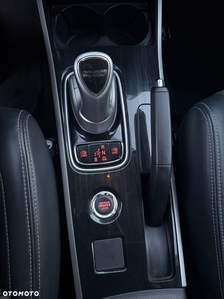 Mitsubishi Outlander Instyle NAVI + - 33