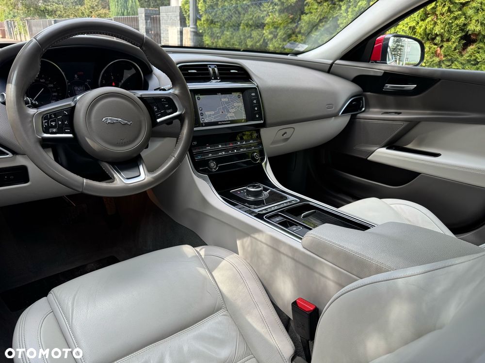 Jaguar XE ver-2-0-d-awd-portfolio - 15