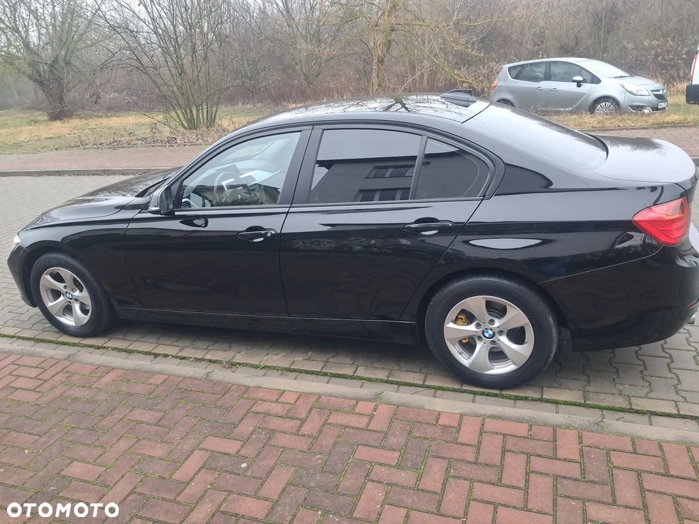 BMW Seria 3 318d Sport Line - 12