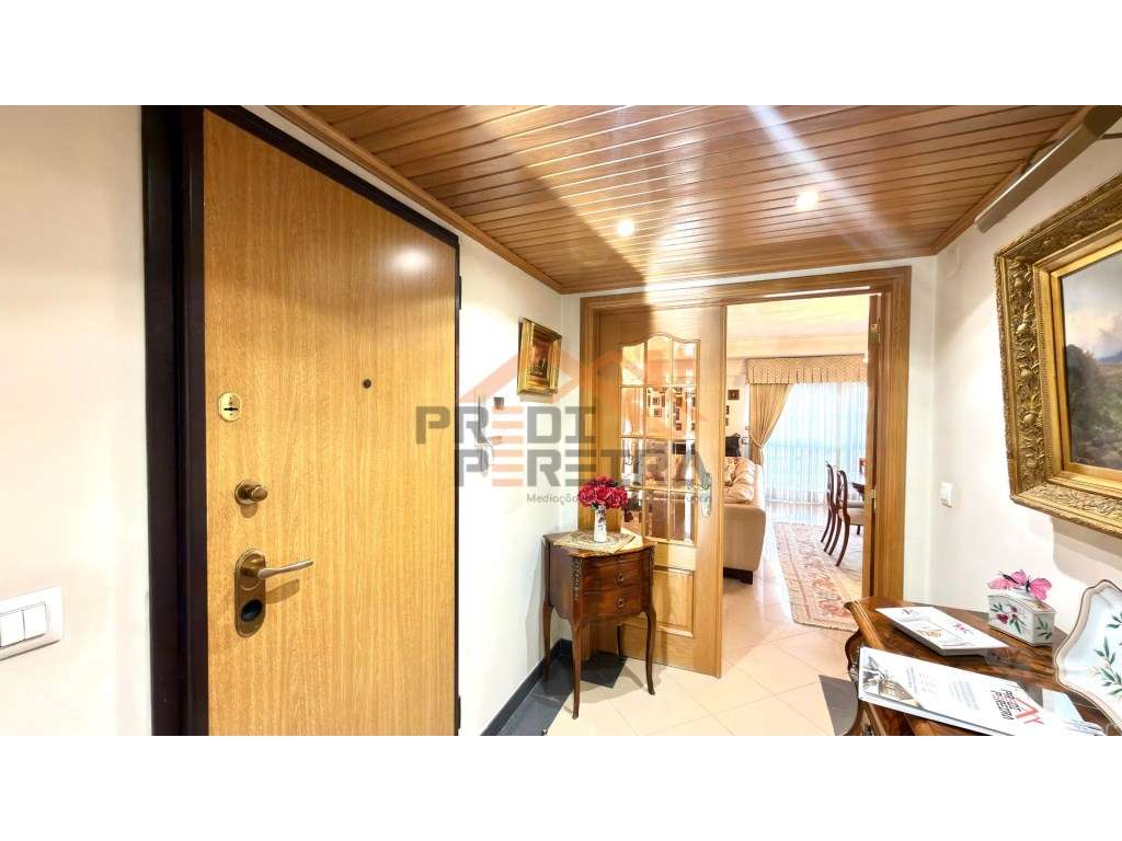 Situado nas Laranjeiras, apartamento T3 com 126 m² e parqueamento p... - Grande imagem: 2/36