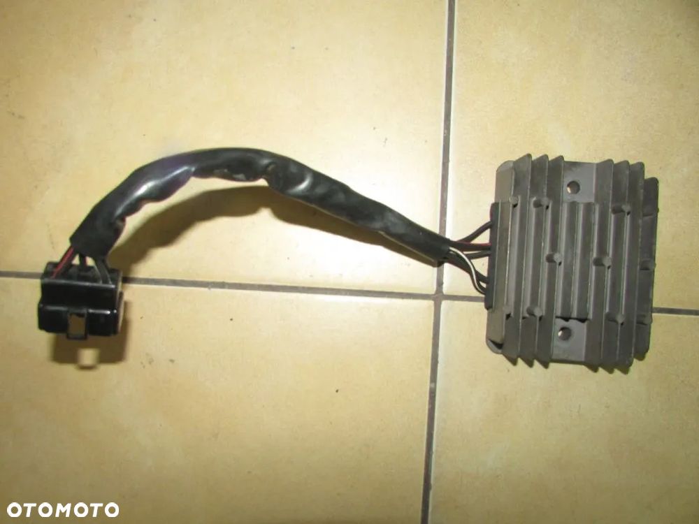 Triumph Bonneville SE regulator napiecia - 1