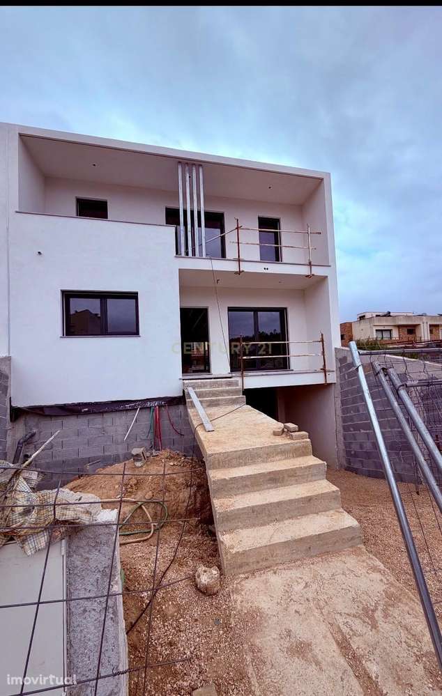 Moradia T4 com Acessibilidade | Acabamentos de Luxo | Perto do Centro - Grande imagem: 2/13