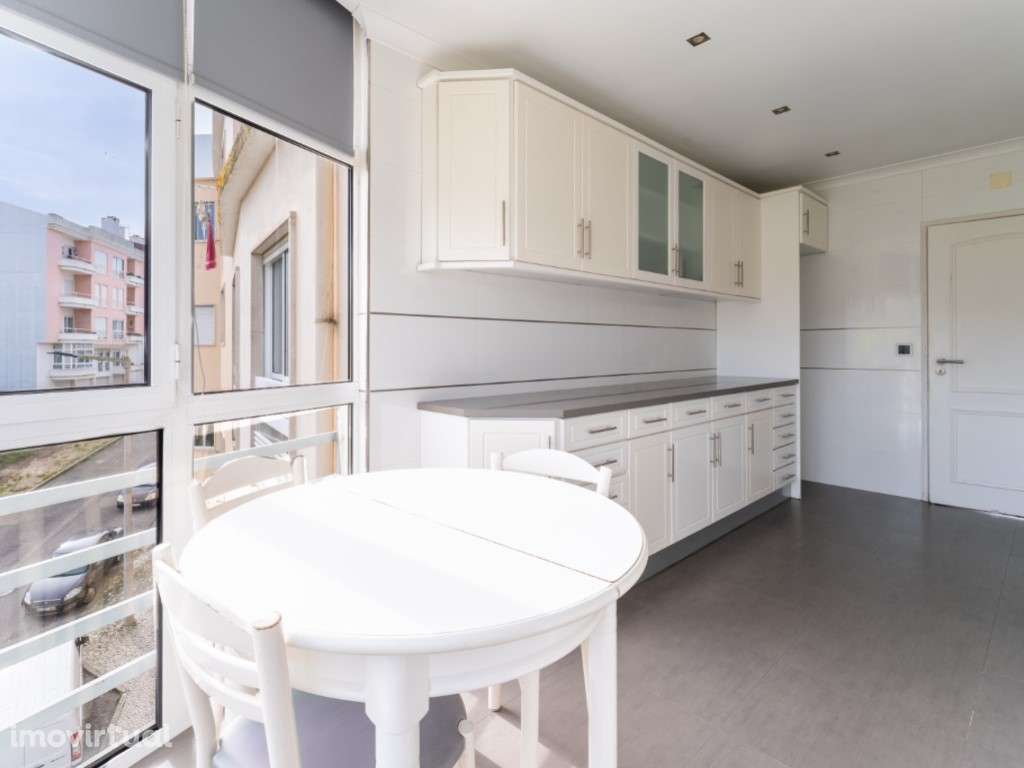 Apartamento T4 +1 com vista para as encostas verdejantes de Alcobaça - Grande imagem: 4/50