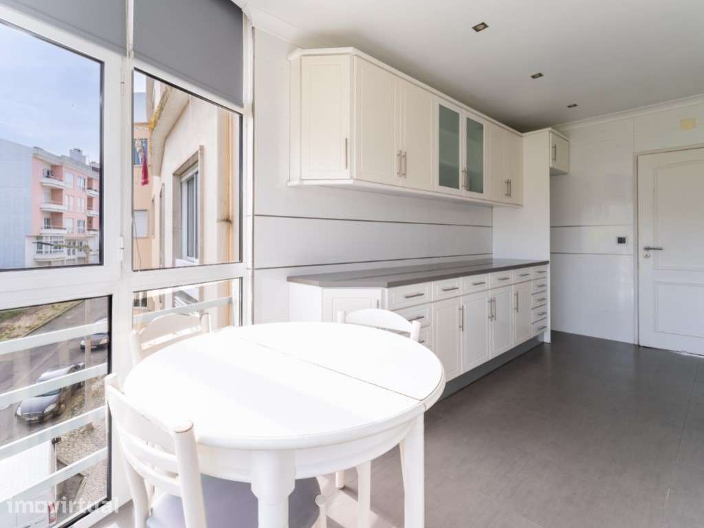 Apartamento T4 +1 com vista para as encostas verdejantes de Alcobaça - Grande imagem: 4/50