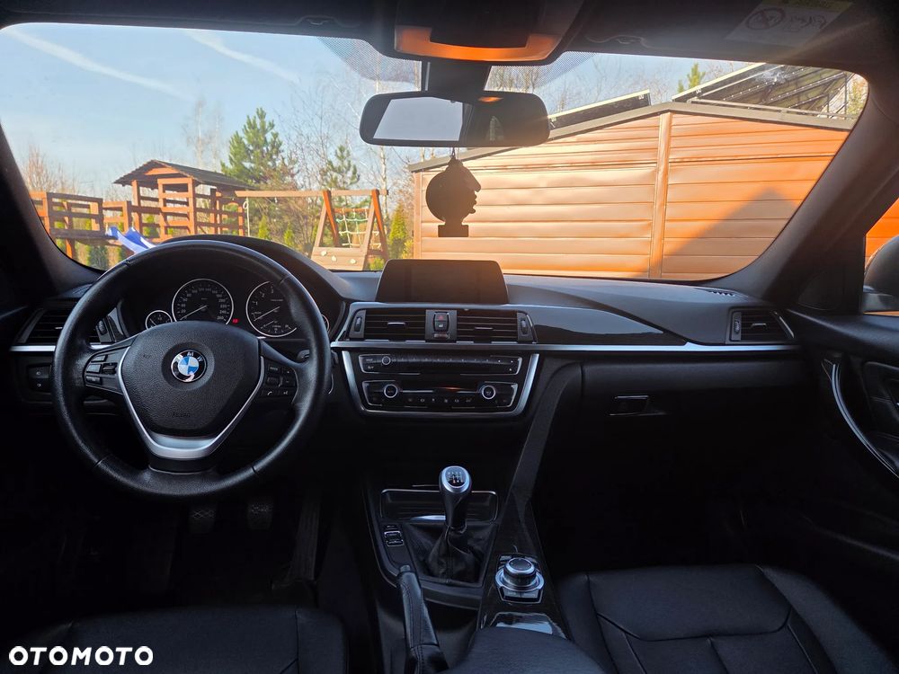 BMW Seria 3 320i Luxury Line - 10