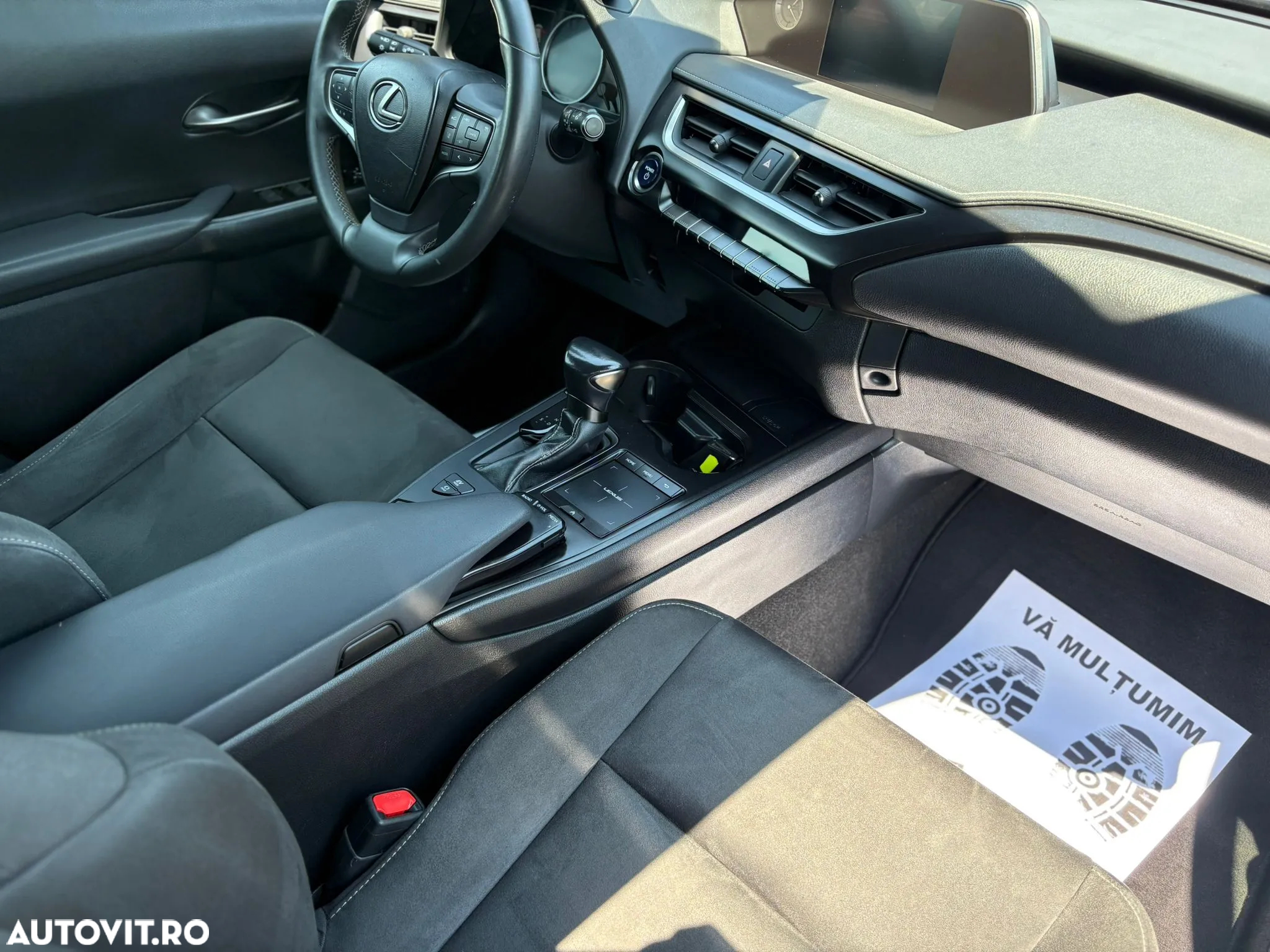 Lexus UX 250h 2.0L HEV 20H- (178 HP) 4X2 CVT Business - 31