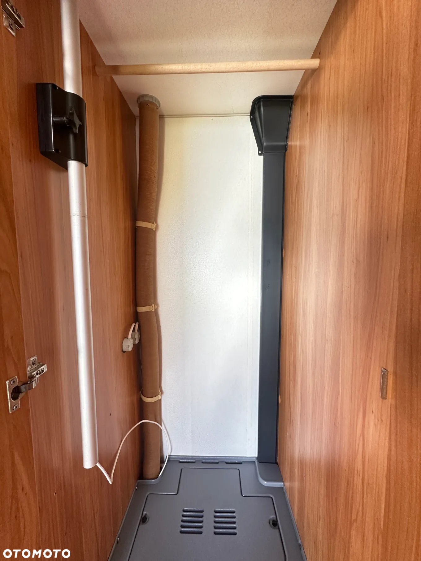 Burstner 435 TK z przedsionkiem, napędem i łóżkami piętrowymi 1200kg - 16