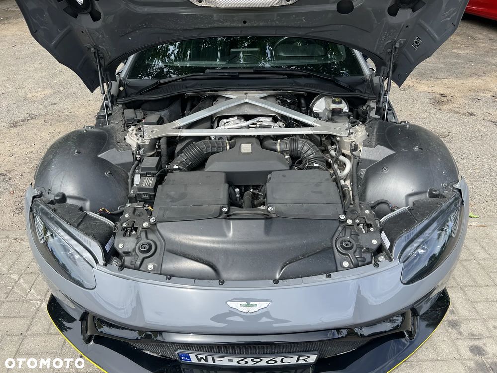 Aston Martin Vantage - 11