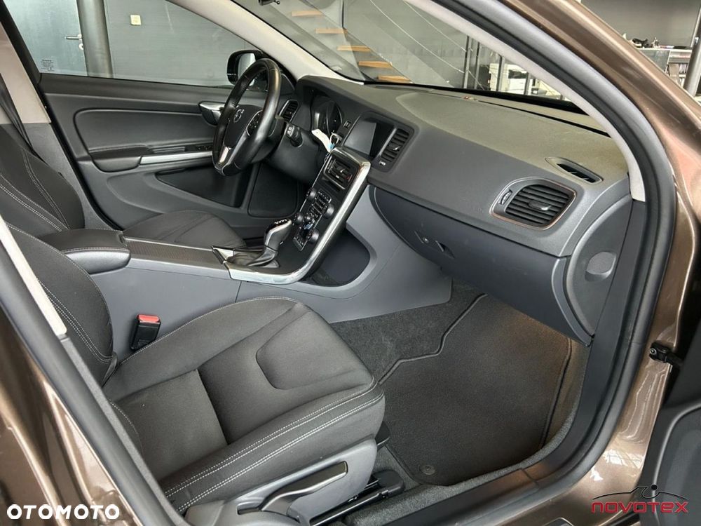 Volvo V60 Cross Country - 18