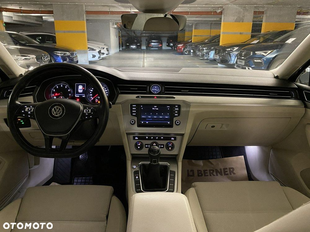 Volkswagen Passat - 17